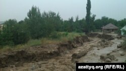 Қарағайлы елді мекенінде болған су тасқыны. Алматы, 23 шілде 2015 жыл. (Көрнекі сурет.)