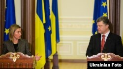 Федерики Могерини (оң жақта) мен Украина президенті Петр Порошенко.