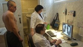 Мужчина на приеме у врачей-фтизиатров. Иллюстративное фото.
