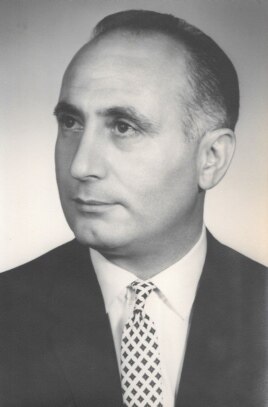 این خاطرات گواهیست بر درستی تصویر عامی که از احسان یارشاطر وجود دارد؛ آدمی عملگرا با ایدههایی ساده اما روشن که بر آنها پای فشرده