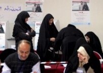 Iraqi expats voting in Tehran in Iraq's December 2005 legislative elections (epa)