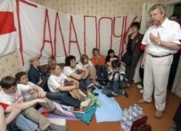 Opposition leader Alyaksandr Milinkevich visiting with Youth Front activists in Minsk in June (Bymedia.net)