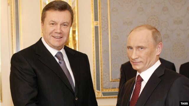 Ukrainian President Viktor Yanukovych (left) with Russian President Vladimir Putin (file photo)
