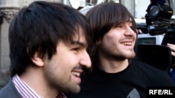 Lawyer Murad Musayev (left) and Dzhabrail Makhmudov leave a Moscow court after the suspects in the Politkovskaya case were initially acquitted in February 2009.