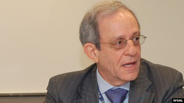Eksperti amerikan për Ballkanin, Danier Serwer.