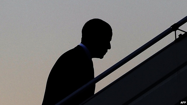 Барак Обама поднимается на борт президентского самолета в аэропорту Пулково