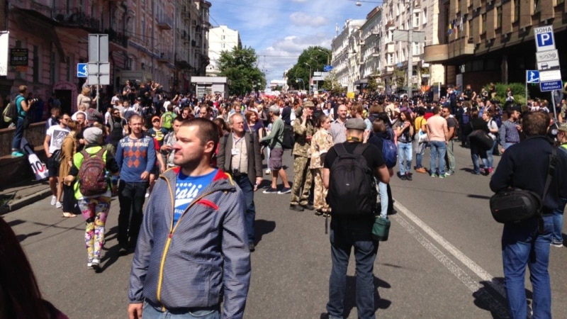 В Киеве сотни человек участвуют в 