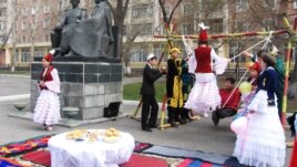 Ғашықтар мерекесіне қатысушы жастар алтыбақан тепті. Семей, 17 сәуір 2012 жыл. Суретті Татьяна Титаева түсірген.