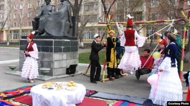 Ғашықтар мерекесіне қатысушы жастар алтыбақан тепті. Семей, 17 сәуір 2012 жыл. Суретті Татьяна Титаева түсірген.