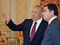 Presidents Nazarbaev (left) and Berdymukhammedov in Astana on May 28 (official site)