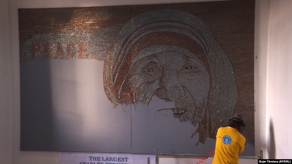 Në nëntor të vitit 2016, Saimir Strati, përmes një mozaiku të Nënës Terezë, të cilin po e punon me kapëse teli në një dimension prej 10 metra katrorë, synon të hyjë për herë të dhjetë në Librin e Rekordeve Guinness.