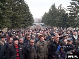 Armenia -- Taxi drivers protest in Gyumri, demand tax revisions, Gyumri, 18Feb2010