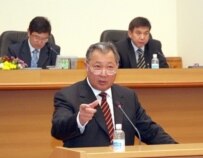 President Bakiev addressing parliament today (RFE/RL)