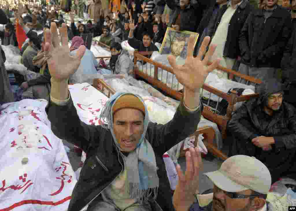 Shi'ite families refusing to bury their dead after twin bombings in Pakistan's troubled southwestern city of Quetta vowed to continue their sit-in protest on January 12 until the army takes over security. (AFP/Banaras Khan)