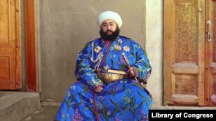 Сергей Михайлович Прокудин-Горски 1911 йили Бухорода суратга олган сўнгги Бухоро амири Олимхон.