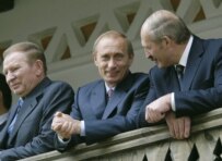 Kuchma (left) employed a 'multi-vector' foreign policy (ITAR-TASS)