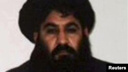 منصور در یک حمله طیاره بیپیلوت امریکایی کشته شد.