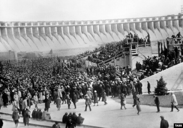 The Dnieper hydroelectric station is put into operation on October 10, 1932.
