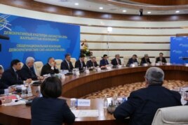 Участники заседания Общенациональной коалиции демократических сил «Казахстан–2050» в Астане. 17 февраля 2015 года.