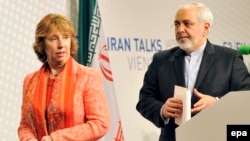 EU foreign-policy chief Catherine Ashton (left) and Iranian Foreign Minister Mohammad Javad Zarif hold a press conference in Vienna on April 9.