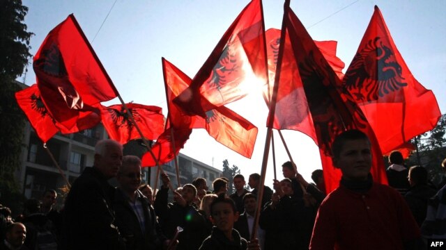 Skup Albanaca u Bujanovcu na Dan albanske zastave, novembar 2011.