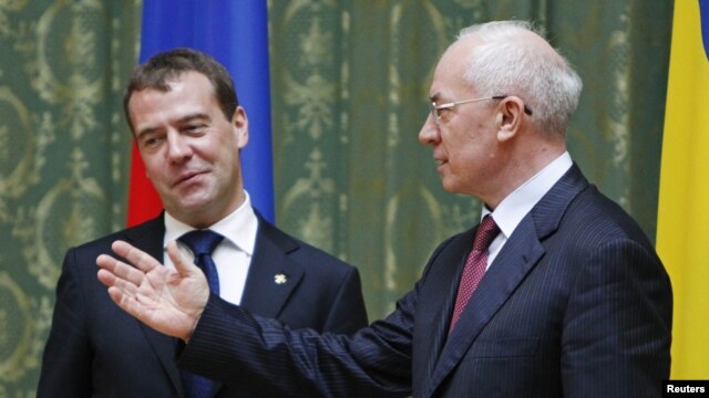Ukrainian Prime Minister Mykola Azarov (right) with his Russian counterpart Dmitry Medvedev (file photo)