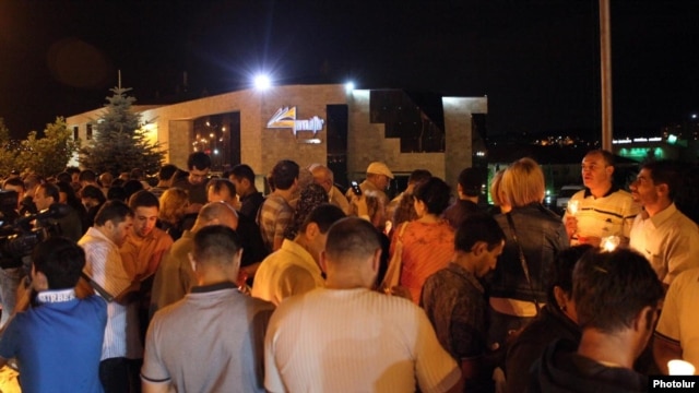 Armenia - Hundreds of people demonstrate outside the Harsnakar restaurant in Yerevan, 8Jul2012.