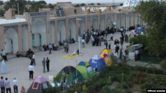 Thousands of dervishes have gathered at the shrine of Beydokht to protest a court summons for their leader.