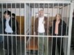 Сот Арон Атабекті 18 жыл, ал полицейді өлтірген деген айыпппен Құрманғазы Өтегеновті (оң-1) 16 жыл қамау жазасына кесті