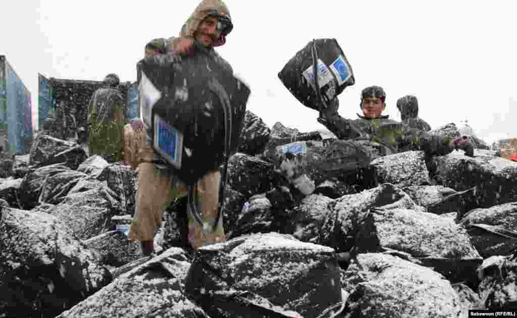 Some recipients have been critical of the deliveries, saying that they need fuel and food more urgently than blankets and clothes. Some displaced people reportedly sell the contents of the aid packages in order to buy food.