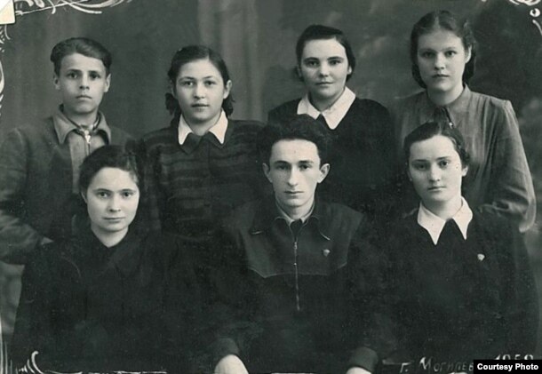 Віктар Тураў (першы ў другім шэрагу зьлева). Магілёў, 1952 г. З архіву А. Туравай