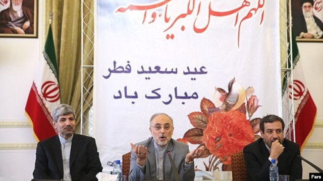 آخرین نشست خبری علی‌اکبر صالحی (وسط) در مقام وزیر خارجه دولت دهم در کنار عباس عراقچی (راست) و رامین مهمانپرست- ۲۰ مرداد ۱۳۹۲
