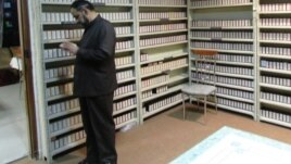 "Нұр" микрофильм орталығының директоры Хусейн Пири микрофильмдер қорындағы жұмыс кезінде. Дели. 4 қыркүйек 2013 жыл.