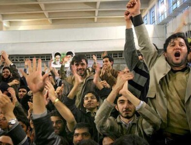 محمود احمدی نژاد، رییس جمهوری ایران، چهار روز بعد از برگزاری مراسم روز ۱۶ آذر توسط  دانشجویان، در دانشگاه امیر کبیر حضور یافت و به ایراد سخنرانی پرداخت اما سخنان وی با اعتراض های شدید دانشجویان نسبت به عملکرد دولت جدید بارها قطع شد.