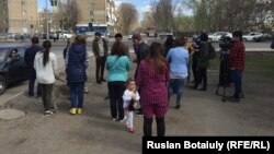 Индивидуальные предприниматели по продаже цветов собрались на акцию протеста в Астане. 19 апреля 2016 года.