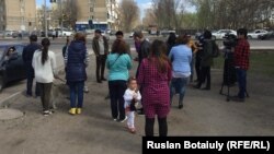 Дүкендерінің сүрілгеніне наразы гүл сатушылар. Астана, 19 сәуір 2016 жыл.