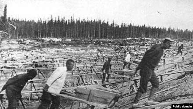Prisoners work in a gulag in the 1930s. 