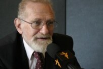 Bronislaw Geremek at Forum 2000 on October 9 (RFE/RL)