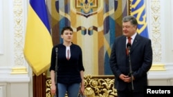 Надежда Савченко (сол жақта) мен Украина президенті Петр Порошенко. Киев, 25 мамыр 2016 жыл