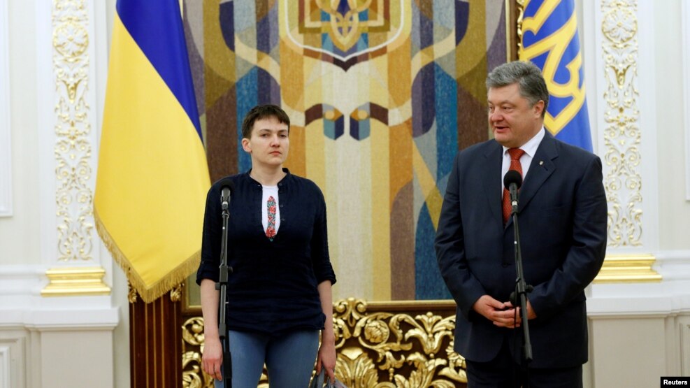 Nadejda Savçenko (sol jaqta) men Ukraina prezidenti Petr Poroşenko. Kiev, 25 mamır 2016 jıl