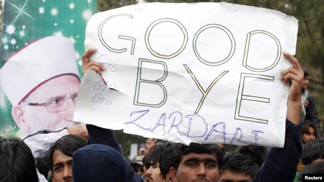 A supporter of Muhammad Tahir-ul-Qadri holds up an antigovernment sign during a fourth day of protests in Islamabad on January 17.