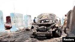 Место взрыва после одной из июльских атак в Багдаде.