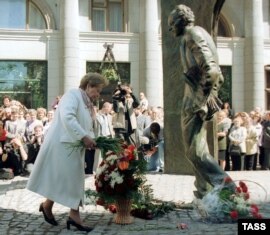 От Арбата до Миасса: на Ильменском озере в эти дни звучали песни Булата Окуджавы, к чьему памятнику в центре Москвы никогда не перестают приносить цветы