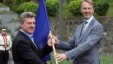 Претседателот Ѓорге Иванов и евроамбасадорот Аиво Орав ги разменија знамињата на ЕУ и Македонија по повод Европскиот ден на знамето.  