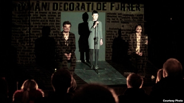 Scenă din spectacolul de la Chișinău cu piesa Nicoletei Esinencu