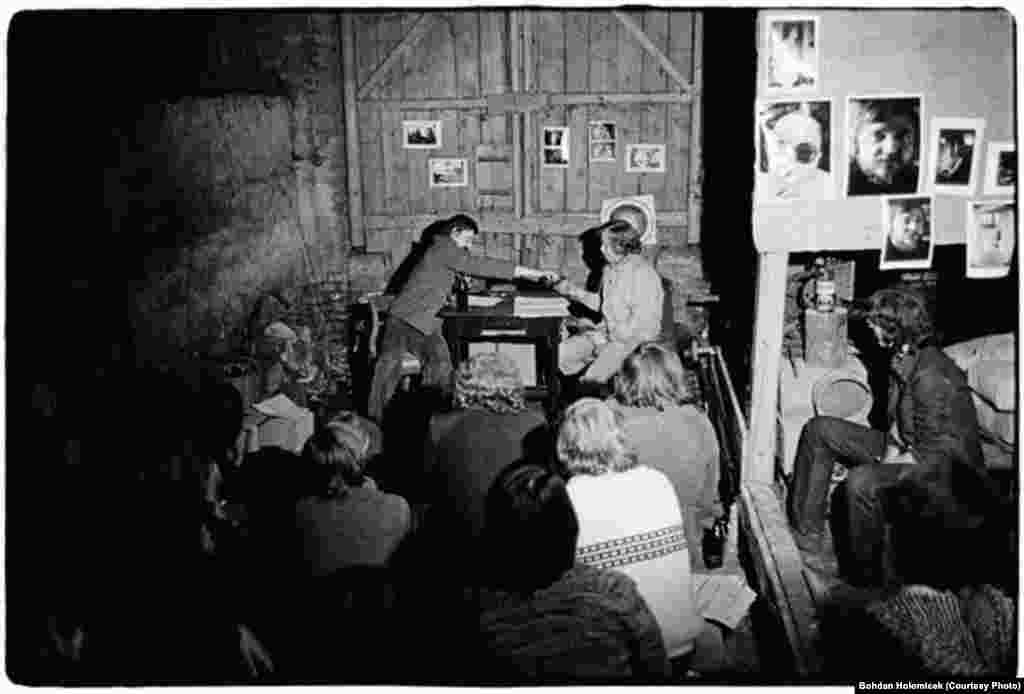 A private staging of Havel's play "Audience" in 1976, with the author in one of the main roles