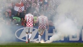 Baklje na terenu tijekom utakmice Hrvatske u Poznanju, 14. lipnja 2012.