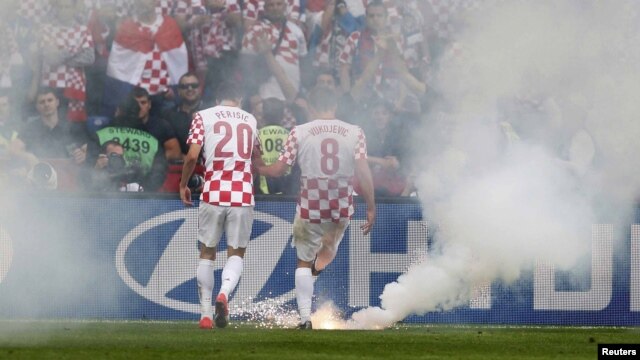 Baklje na terenu tijekom utakmice Hrvatske u Poznanju, 14. lipnja 2012.
