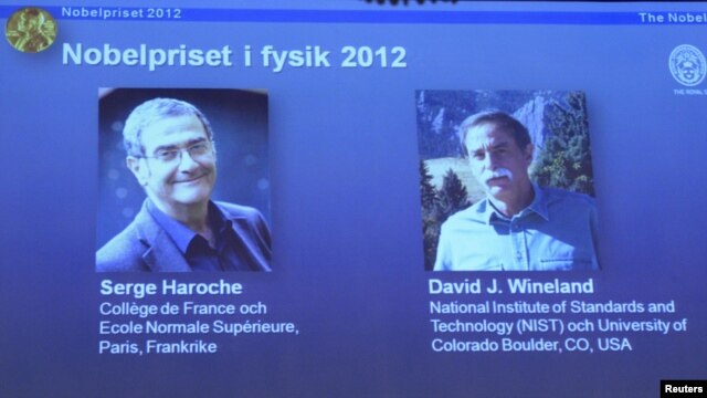 Slike Sergea Harochea i Davida Winelanda prikazane tokom konferencije za novinare u Švedskoj kraljevskoj akademiji nauka, 9. oktobar 2012.