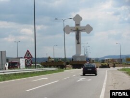 Ѓурѓовденскиот крст на влезот во Крагујевац